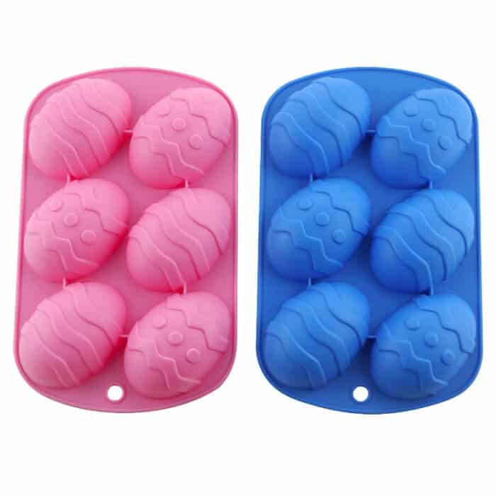  Deux casseroles en silicone avec des formes amusantes d'œufs de Pâques parfaites pour les sucettes glacées, les chocolats, les friandises ou la cuisson au four.