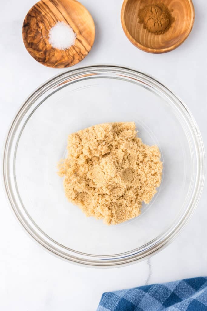 Brown sugar, cinnamon and salt in bowls before being mixed