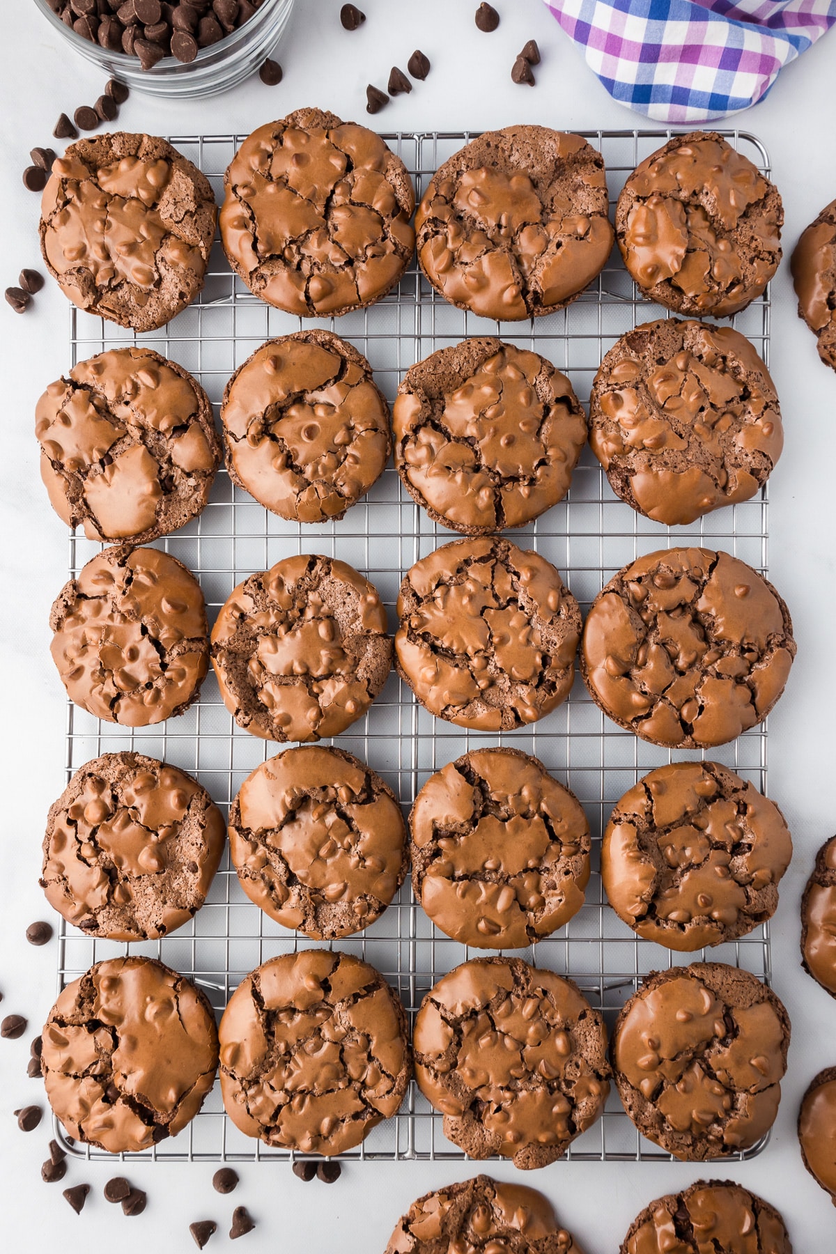 A group of cookies on a cooling rack.